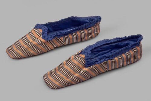 Chaussons-pantoufles-histoire Pieds avec des pantoufles chaudes bleues ciel