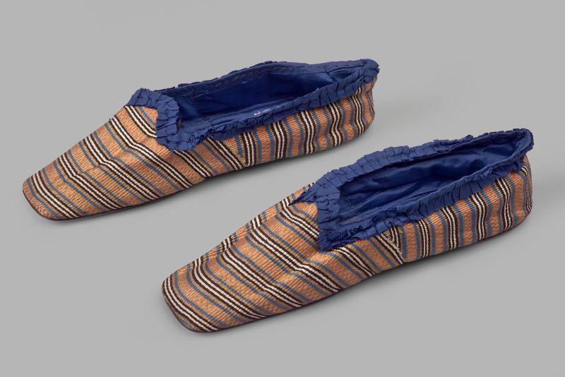 Pieds avec des pantoufles chaudes bleues ciel