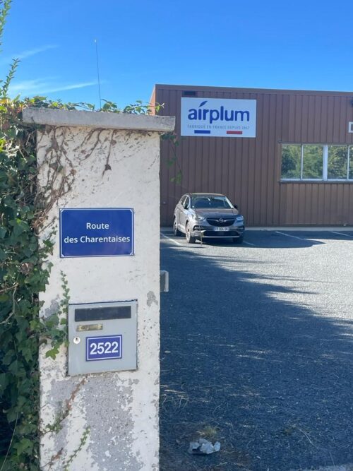 Fabrique-pantoufles-Charentaise-adresse-route-Airplum Usine avec enseigne Airplum derrière boite aux lettres avec panneau nom de rue de l’adresse