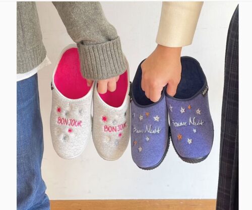 Chausson-enfant-mule-fille-mules-garçon-bleu Chaussons blancs et chaussons bleus dans la main d’enfant