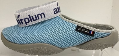 Pantoufle bleue clair vue d eprofil avec semelle ergonomique et bande elastique