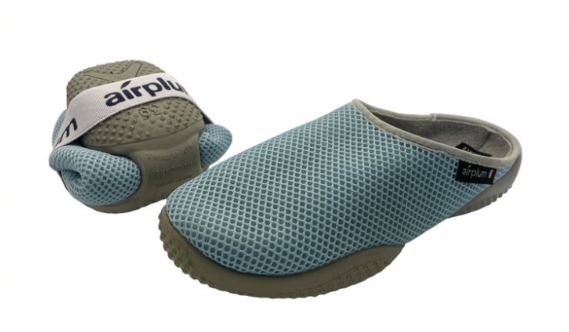 chaussons-voyages-mules-box deux chaussons pliés avec un pochon de voyage au milieu