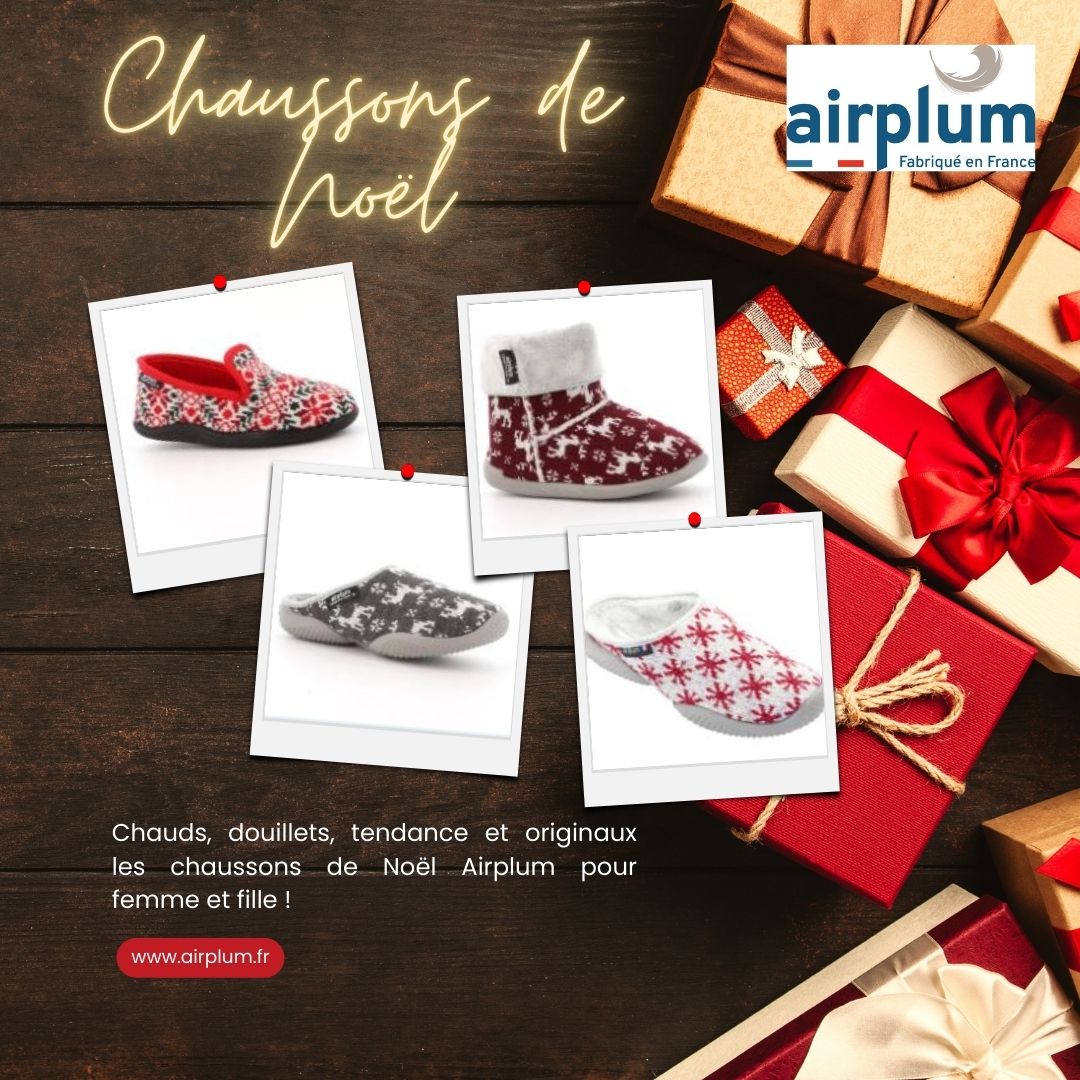 chaussons tricot avec cadeau de noel sur fond bois