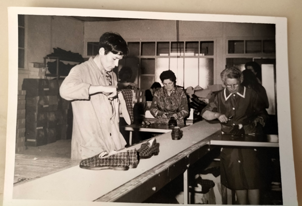 Photo en noir et blanc avec homme et femme fabricant les chaussons Airplum dans les années 60