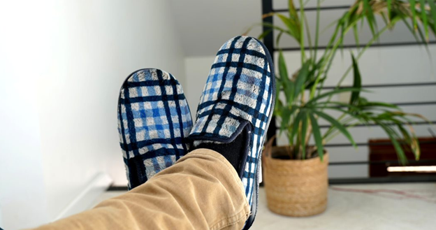 chausson charentaise à carreaux bleu portés pieds croisés