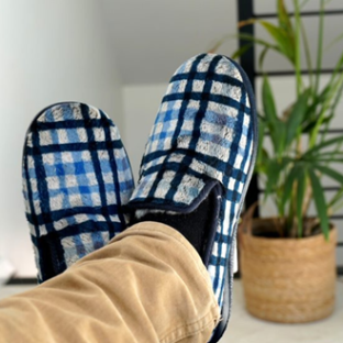 chausson charentaise à carreaux bleu portés pieds croisés